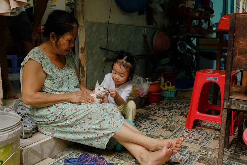 Cụ bà vui vẻ bên con cháu — người già sa sút trí tuệ cần nếp sinh hoạt quen thuộc tại TP.HCM