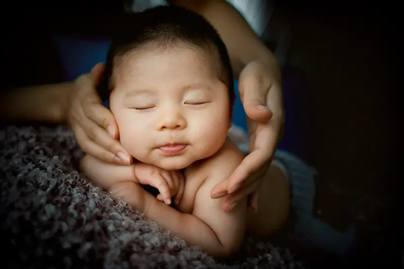 Thuê bảo mẫu chăm bé sơ sinh tại nhà TP.HCM — em bé sơ sinh được nâng niu chăm sóc