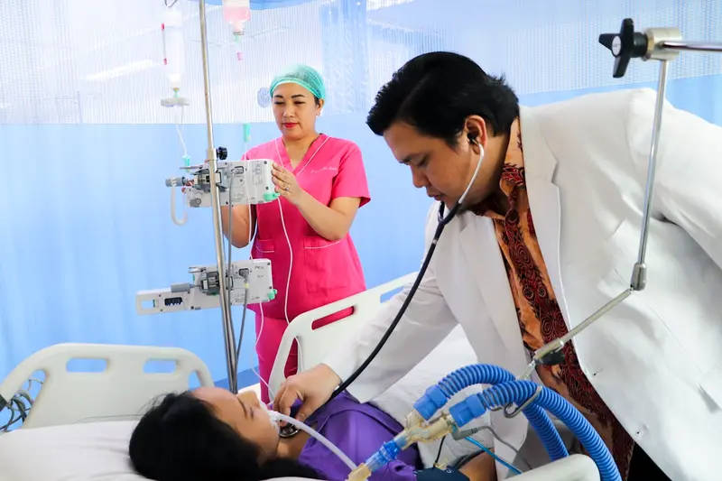 Thuê người chăm bệnh nhân tại bệnh viện TP.HCM — theo dõi người bệnh bên giường 24/24