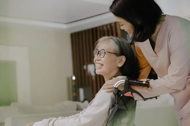 Người chăm sóc bệnh nhân tai biến đột quỵ tại nhà TP.HCM ân cần bên người bệnh