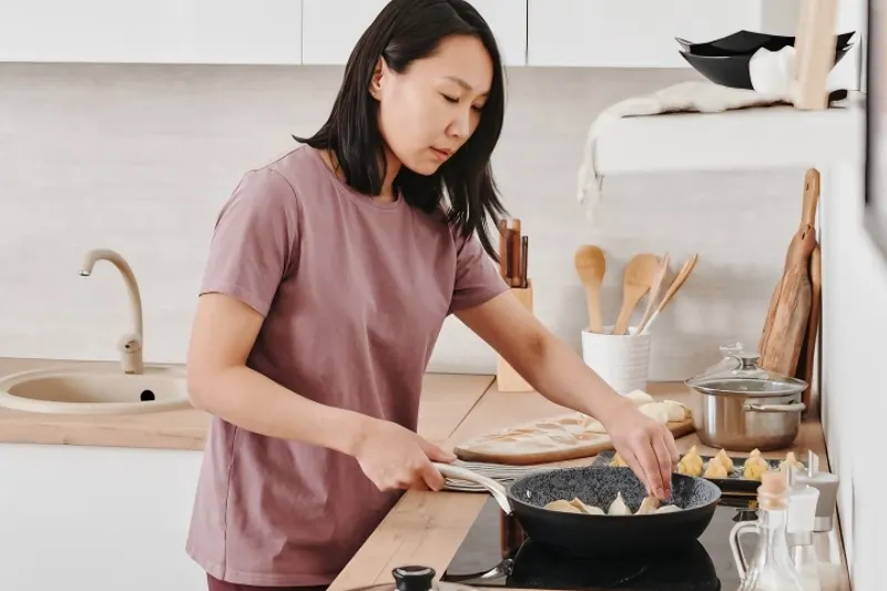 Giữ chân người giúp việc ở lại TP.HCM — cô nấu ăn trong bếp, gắn bó nhiều năm