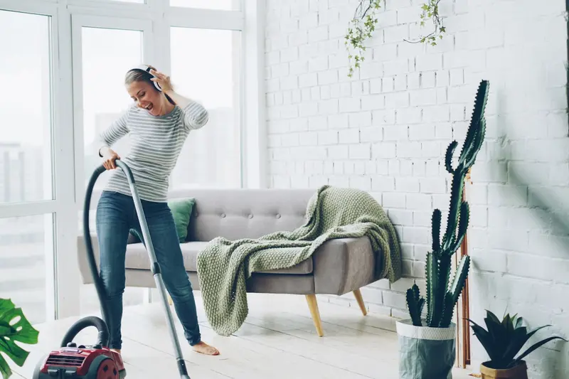 Giúp việc chung cư TP.HCM — cô giúp việc theo giờ hút bụi phòng khách căn hộ cao tầng