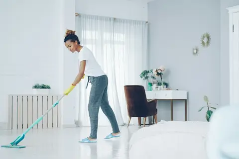 Tìm giúp việc nhà theo giờ ở Hóc Môn TP.HCM — lau sàn căn hộ bằng cây lau nhà