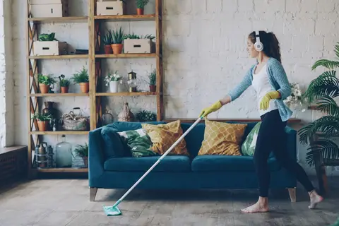 Giúp việc Quận 2 TP.HCM — cô giúp việc lau sàn gỗ căn hộ khu Thảo Điền