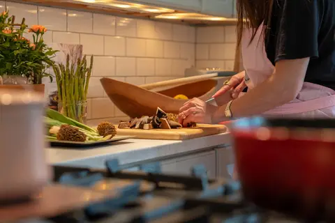 Giúp việc sáng đến tối về TP.HCM — cô giúp việc ca ngày sơ chế bữa tối trong bếp