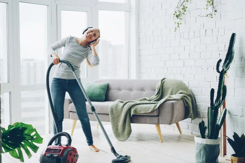 Giúp việc Vũng Tàu — hút bụi phòng khách nhà ở tại TP.HCM