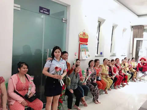 Tặng hoa 8/3/2025 cho các cô giúp việc tại văn phòng trung tâm ở TP.HCM