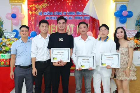 Trao giấy khen cho nhân viên trung tâm giúp việc Cô Giúp Việc tại tất niên 2024