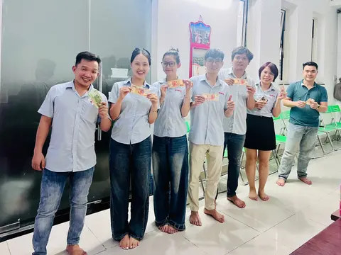 Trao thưởng tháng cho nhân viên trung tâm giúp việc nhà Cô Giúp Việc TP.HCM