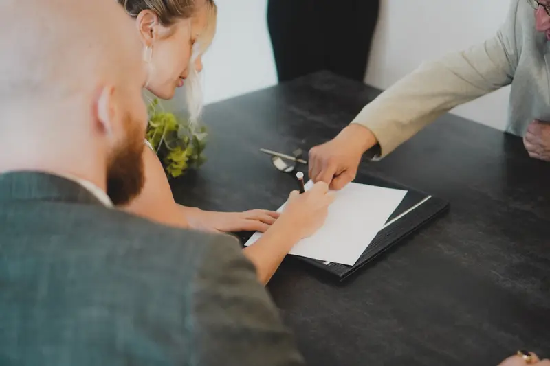 Ký hợp đồng thuê giúp việc Đồng Nai — hai bên ký giấy tờ trên bàn tại TP.HCM