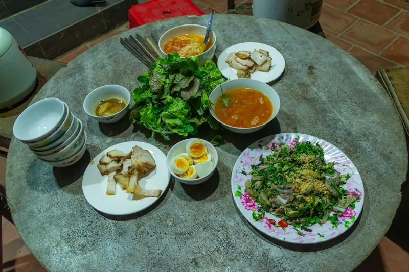 Mâm cơm nhà Việt có canh, rau sống, thịt luộc — giúp việc nấu ăn hợp khẩu vị gia đình tại TP.HCM