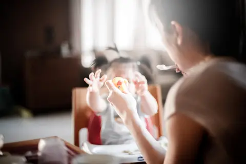 Tìm người giúp việc chăm em bé tại TP.HCM — người giữ trẻ đút bé ăn tại nhà